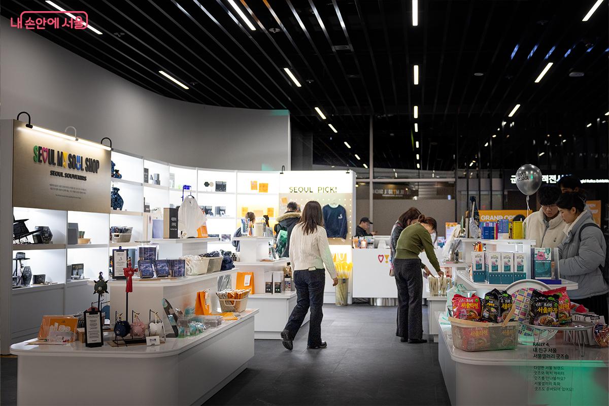 서울 기념품을 둘러보는 방문객들 모습ⓒ장신자