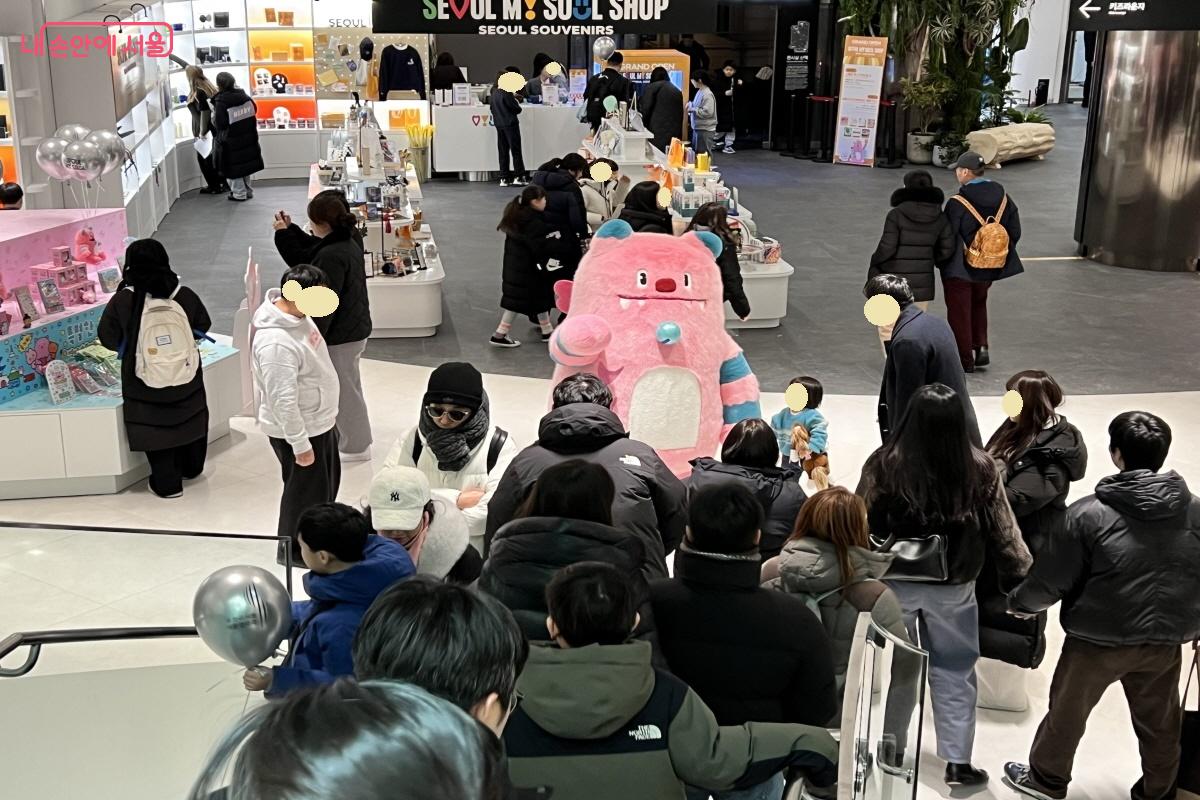 곳곳에 보인 해치 앞으로 관람객들이 사진을 찍기 위해 모여들었다.  ⓒ박지영