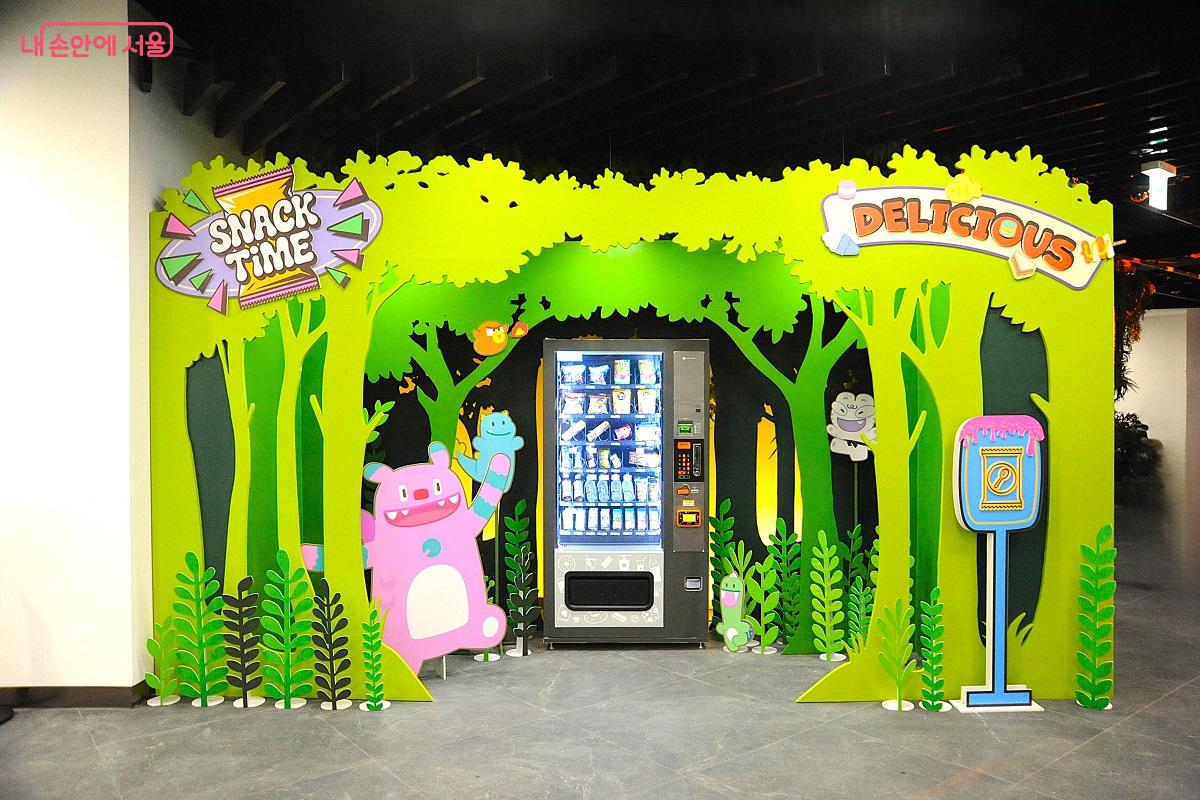 로봇카페 옆에 위치한 스낵 자판기 &copy;조수봉