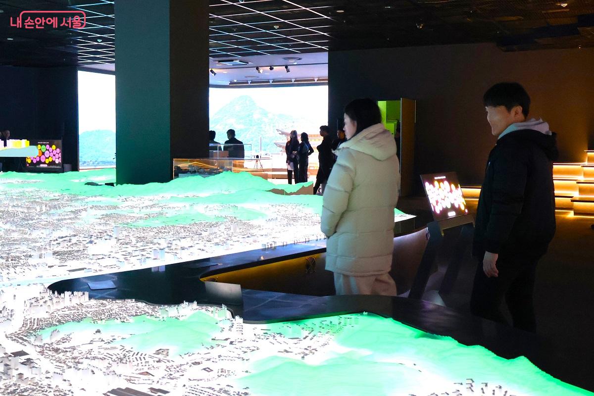 최첨단 디지털 기술과 정교한 서울시 모형이 결합된 공간이 시민들의 발걸음을 멈추게 했다. &copy;이봉덕  