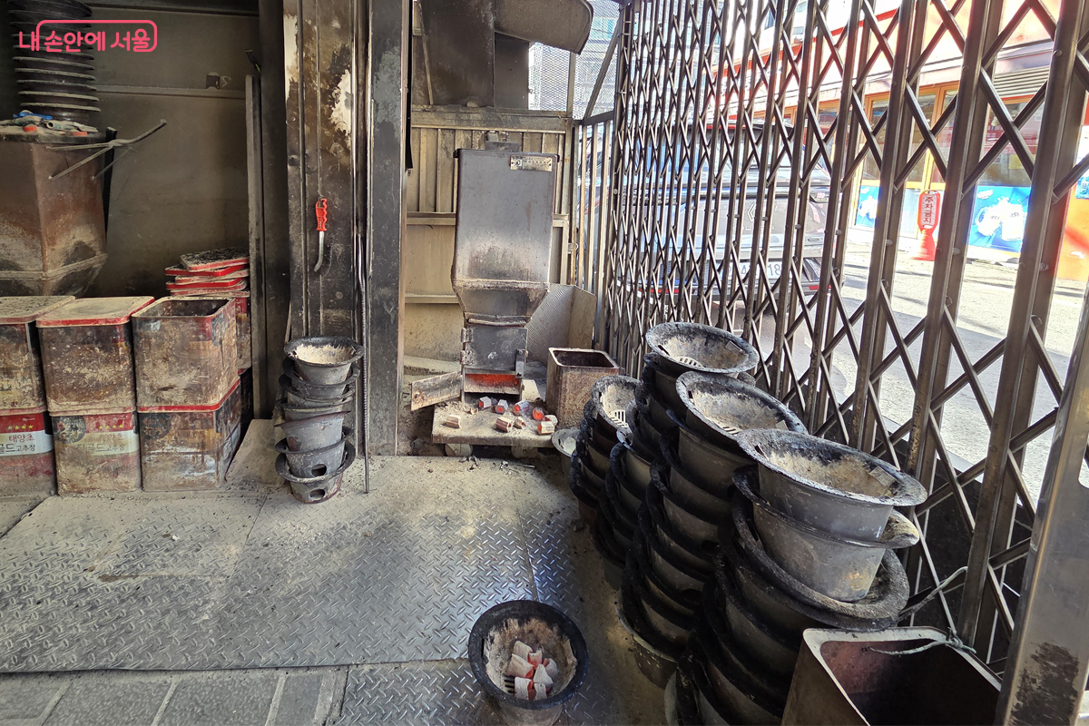 오랜 시간  숯을 굽어내는 곳 오랜 세월을 함께 한 흔적이 보인다. &copy;장미화