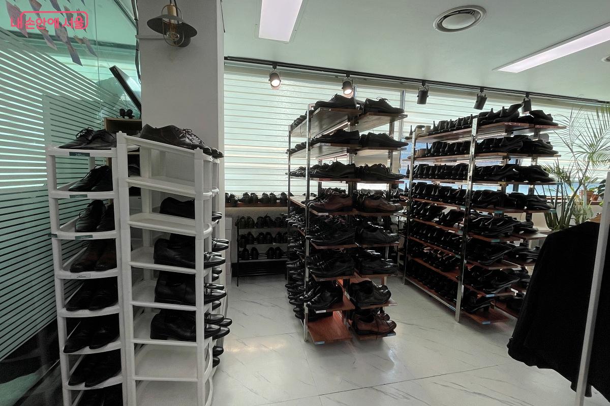 다양한 사이즈의 구두(남: 240mm~305mm까지, 여: 210mm~265mm까지) &copy;김수경