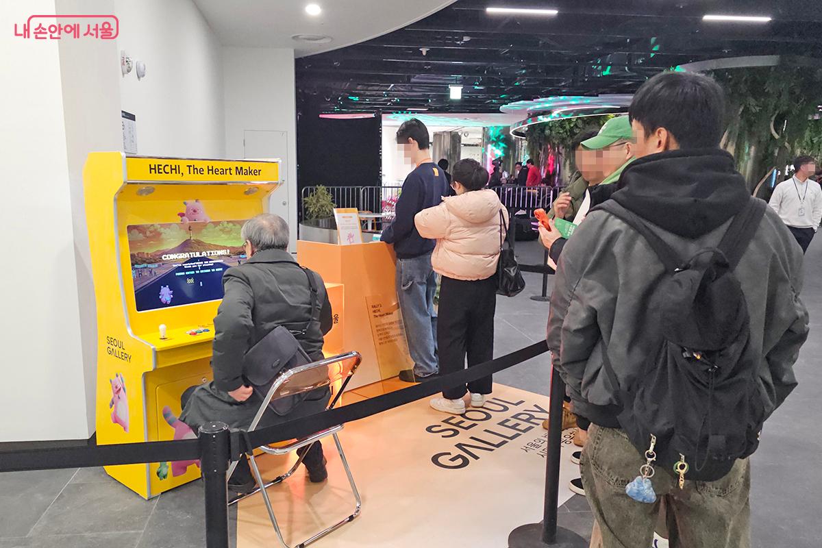 추억의 옛날 컴퓨터 게임을 즐기는 시민들 ©오도연