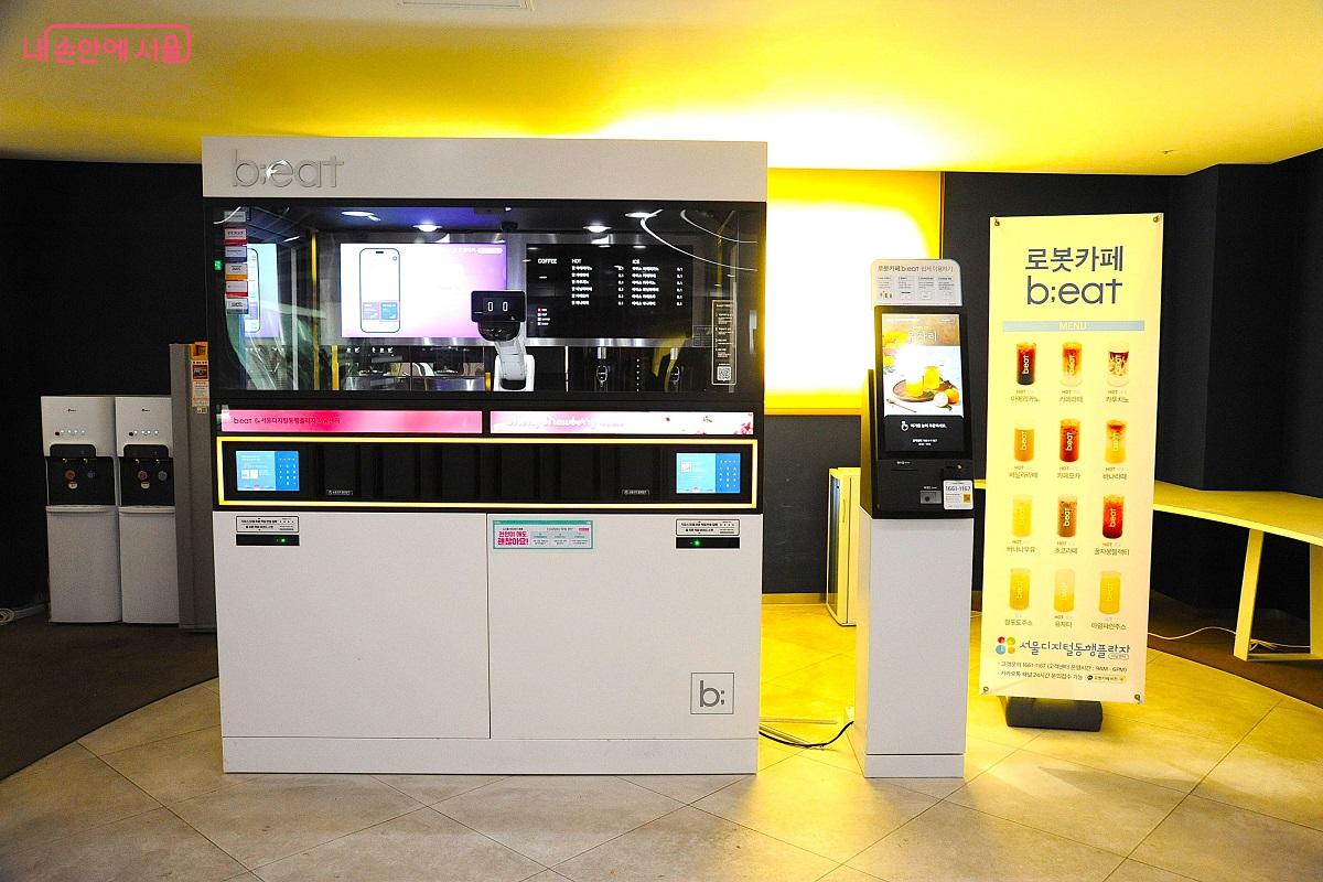 무료로 차와 음료가 제공되는 ‘로봇바리스타 카페’ ©조수봉