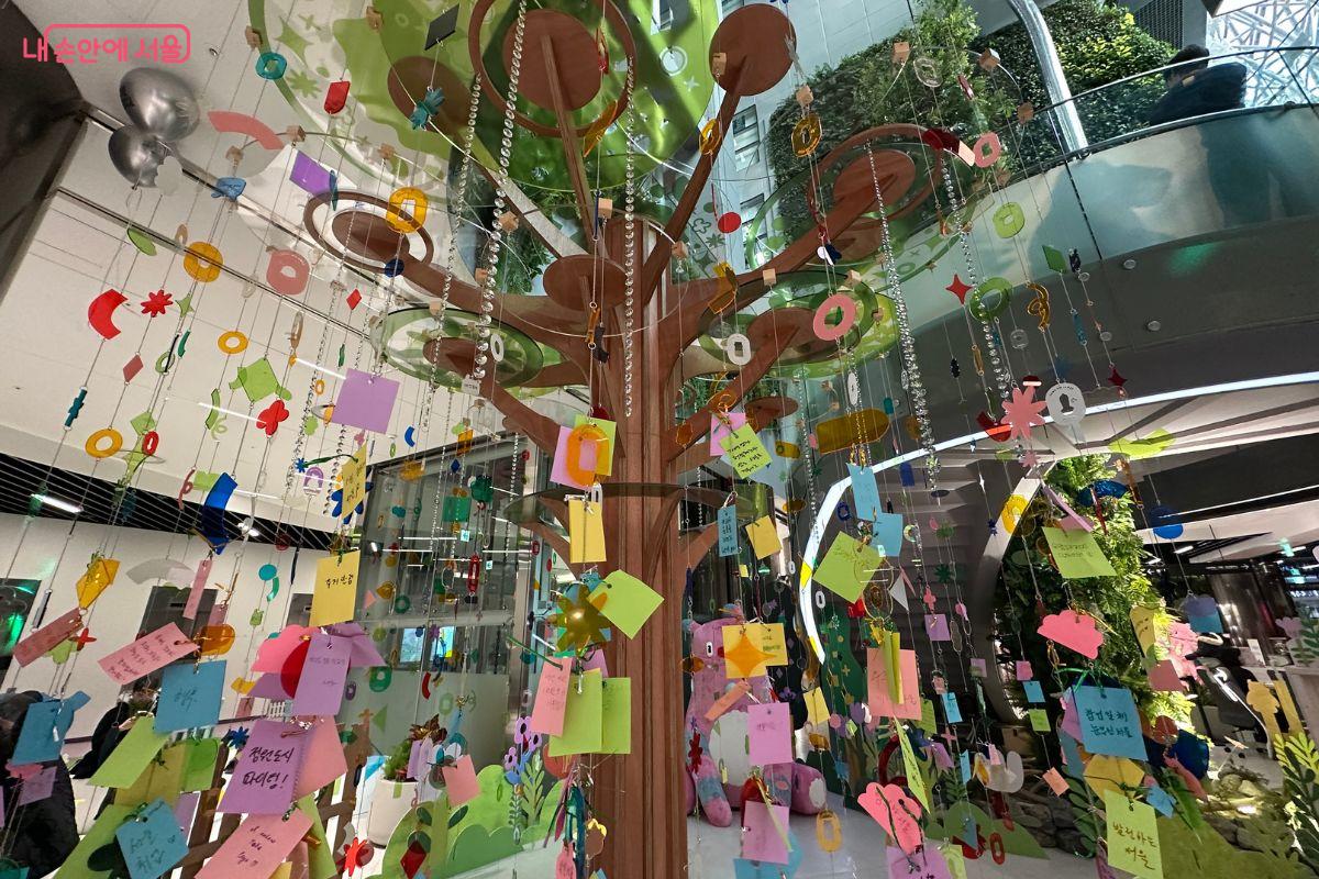 서울시민 각자의 소망이 담겨 있는 소망나무 &copy;김재형