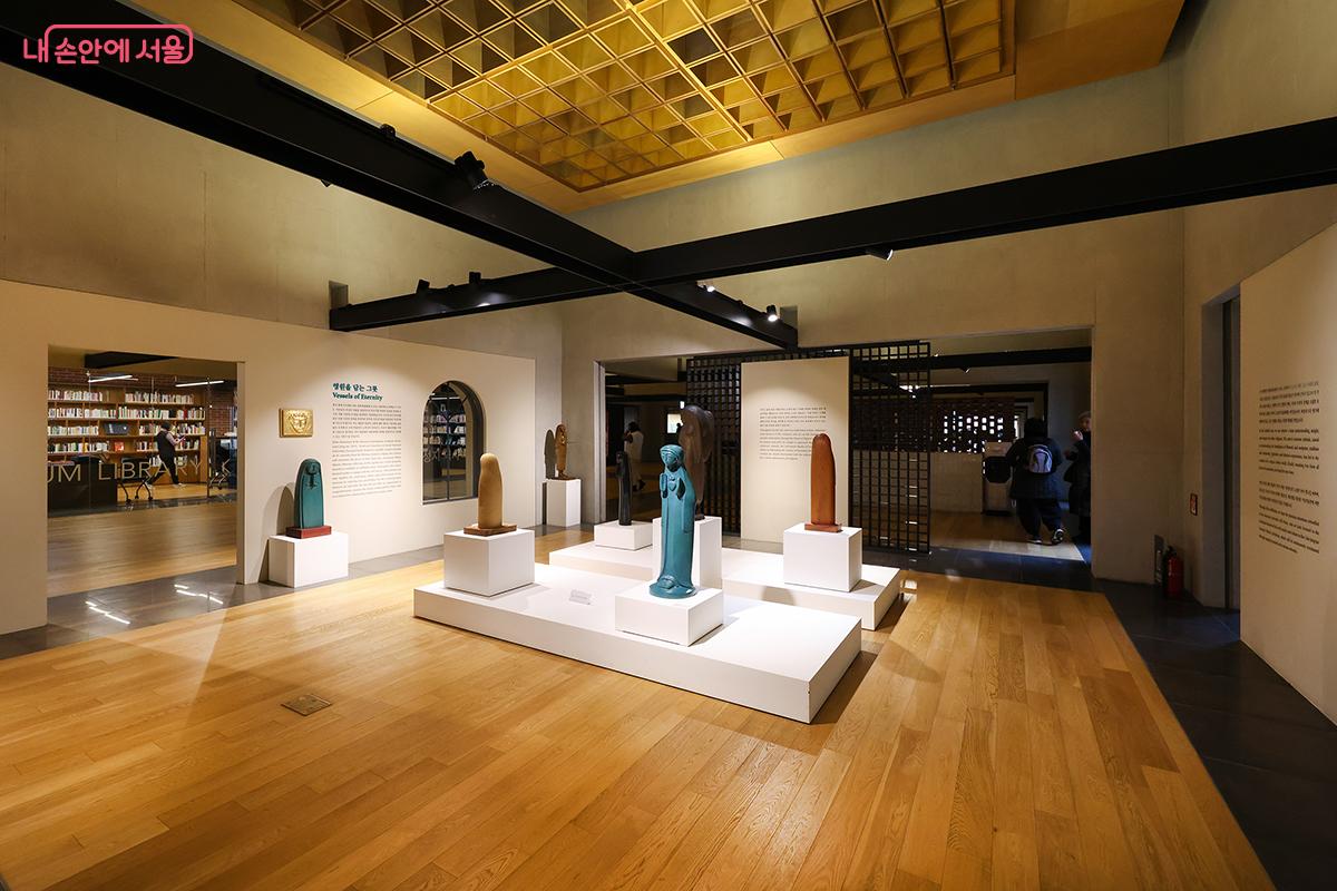 작가가 기증한 157점의 작품 중 엄선된 작품을 전시 중이다. &copy;김주연