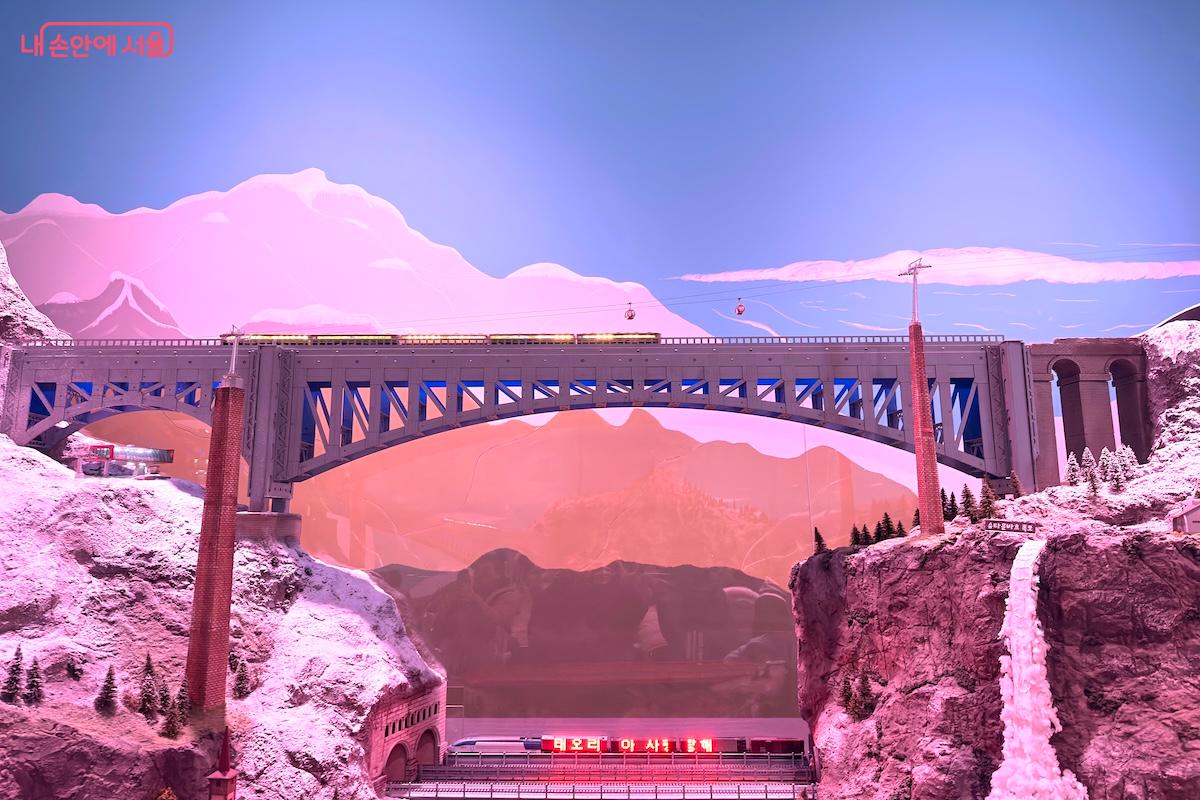 스위스의 멋진 설경과 재밌는 기차놀이 모형을 그대로 옮겨 놓은 느낌이다. ©서지희