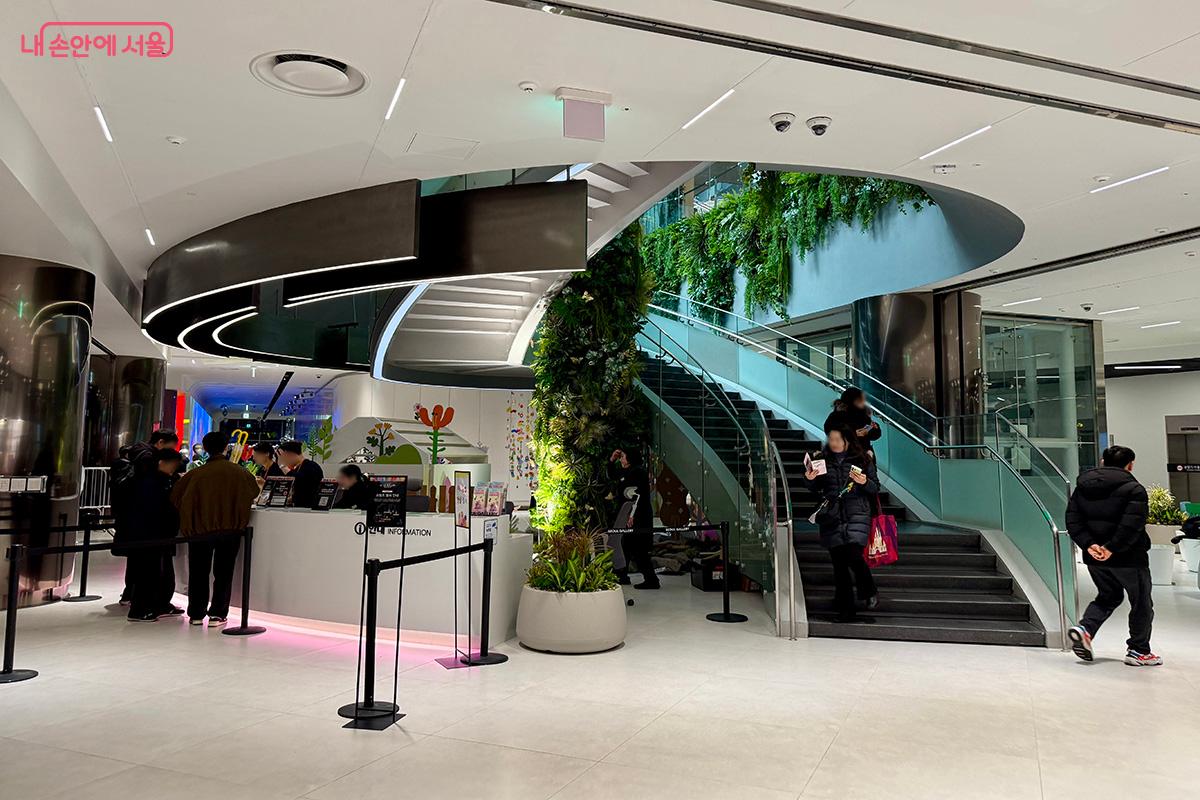 서울시청 지하 1층으로 내려가면 오른편에 안내 데스크가 마련돼 있다. &copy;김미정
