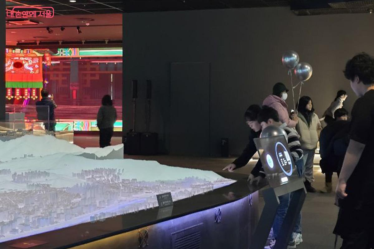 첨단 미디어 기술이 펼쳐 보이는 서울의 미래를 미리 엿보는 즐거움 &copy;김경희