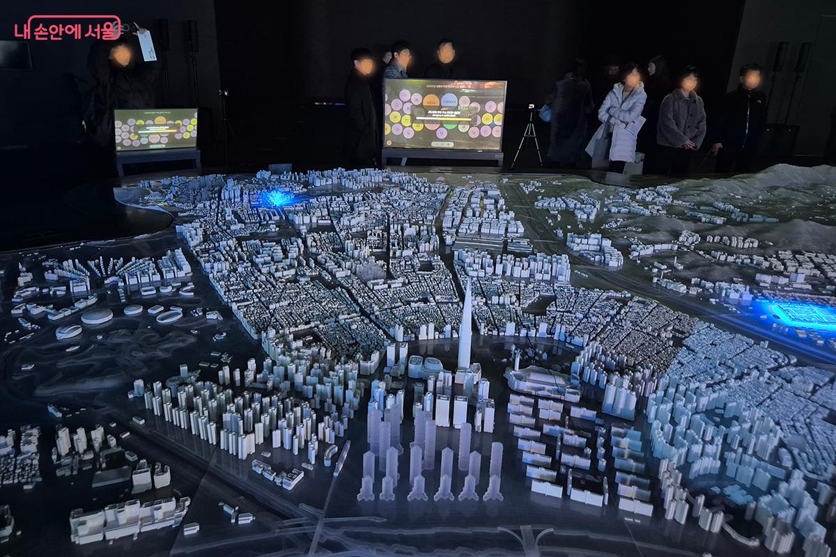 &lsquo;AI 키오스크&rsquo;로 내가 사는 동네를 찾아보거나 주요 사업지와 여행지에 관한 정보를 얻을 수 있다.