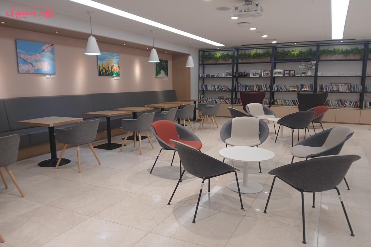 내곡 느티나무 쉼터 북카페 &copy;최은영 