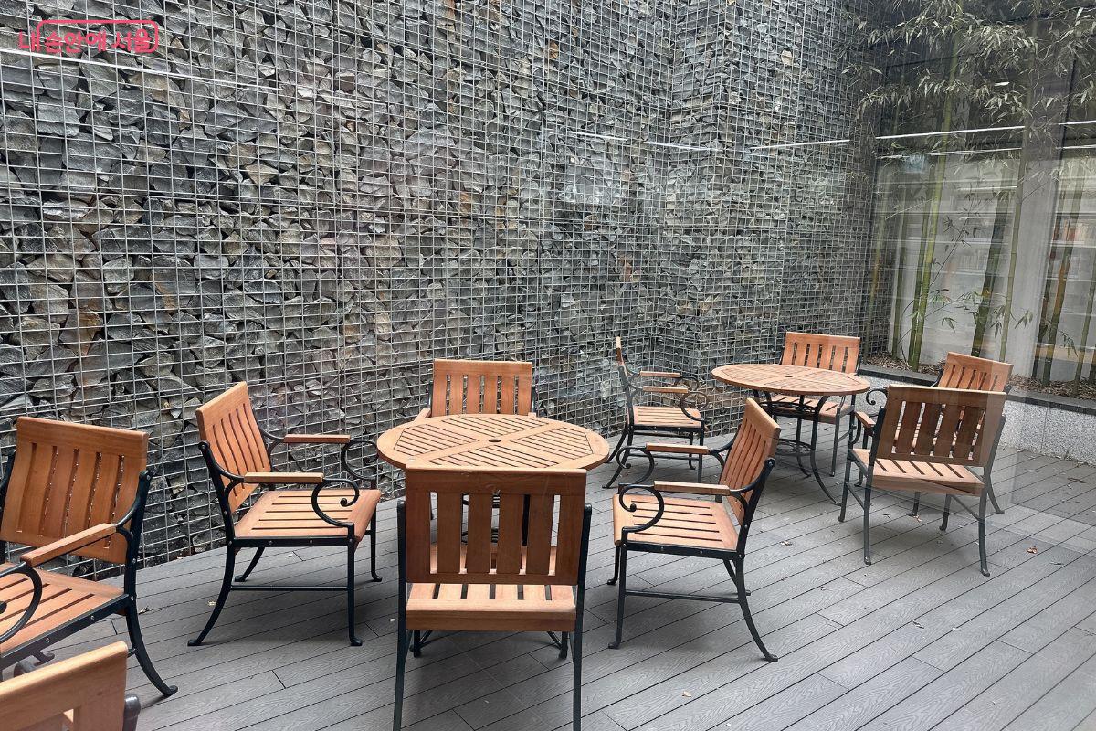 독서 프로그램 등을 할 수 있는 외부 공간 &copy;김재형