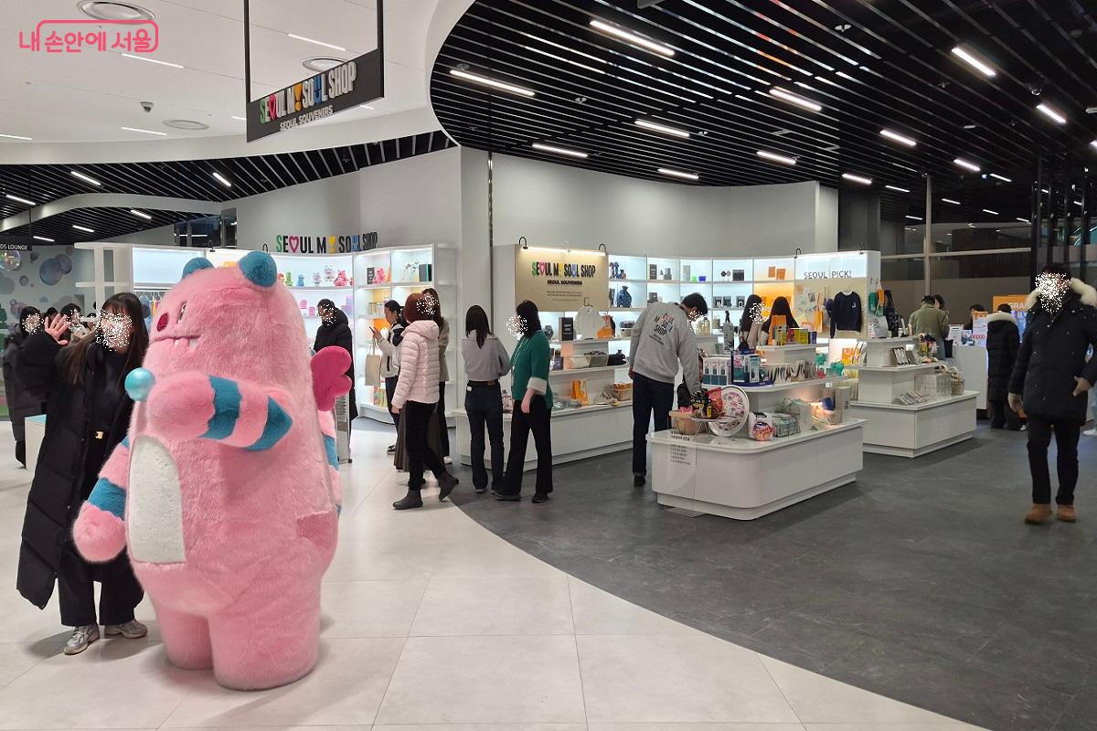 서울굿즈와 해치굿즈를 판매, 전시하는 서울마이소울샵