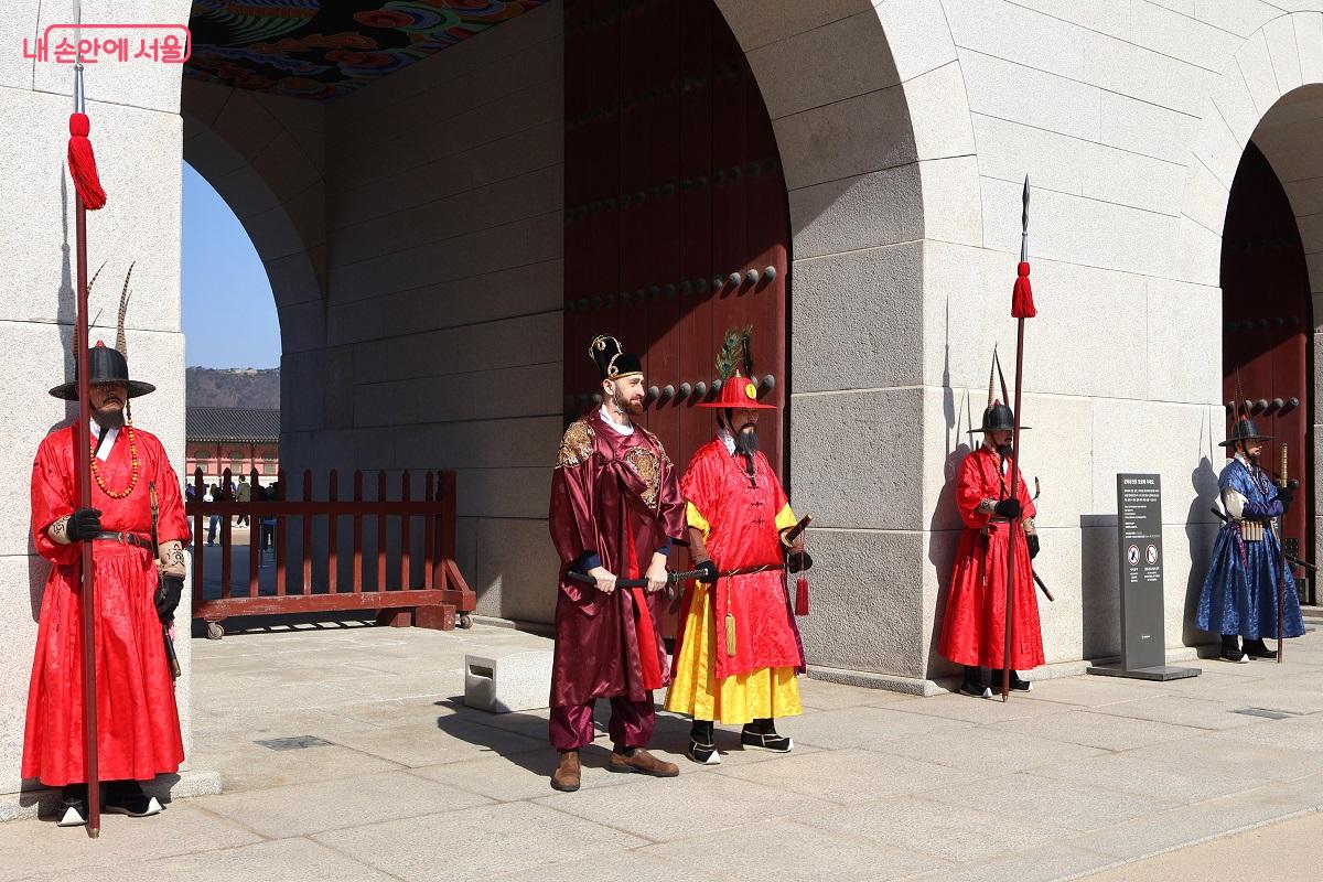 전통 복식을 입고 수문장과 기념 촬영을 하는 외국인들의 모습에서 우리 문화의 세계적인 인기를 실감한다. &copy;김대진 