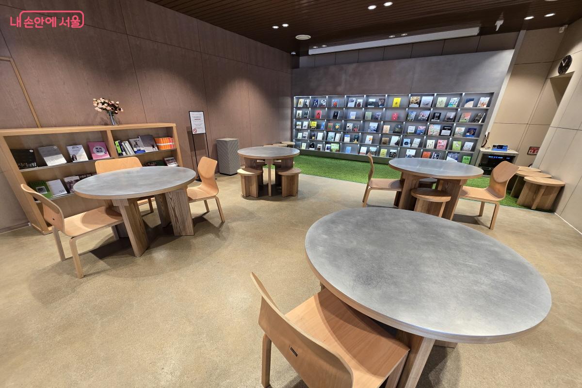 1층에는 넓은 좌석이 있다. &copy;심재혁