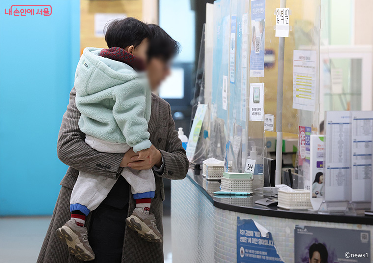 서울시가 설 연휴 동안 24시간 비상의료체계를 가동하고, 문 여는 병의원&middot;약국 1만 3천여 개소를 지정&middot;운영한다.