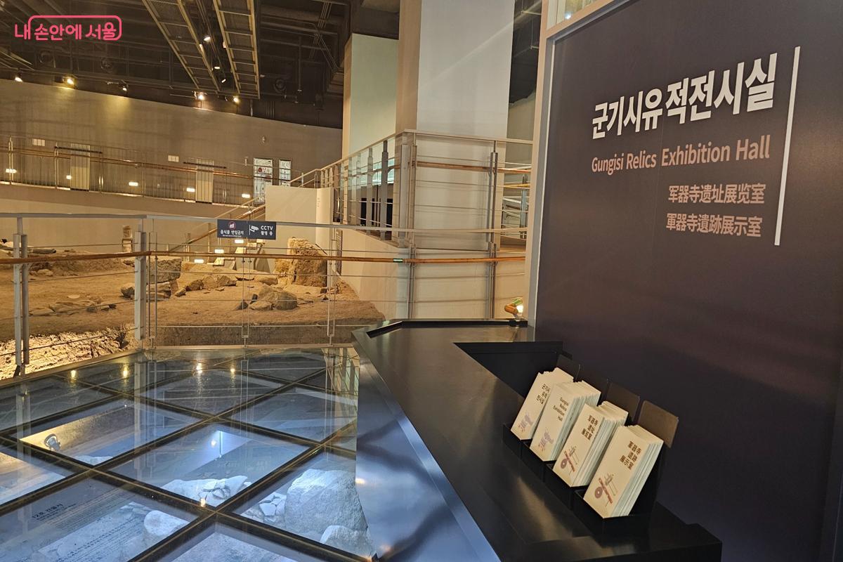 서울시 신청사 공사 과정에서 발견된 유적을 바탕으로 조성된 '군기시유적전시실'에서는 서울의 과거 모습을 살펴볼 수 있다. &copy;최동열