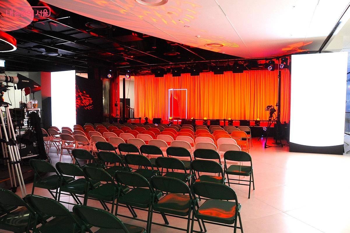 다양한 장르의 소규모 공연과 이벤트가 진행되는 공연장 &copy;조수봉