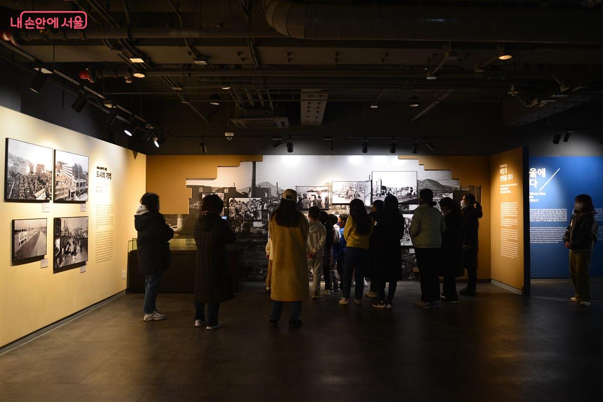 도슨트 관람은 일상 유물로 근현대 생활사를 되짚는 전 세대 맞춤 해설 프로그램이다. &copy;김대진 