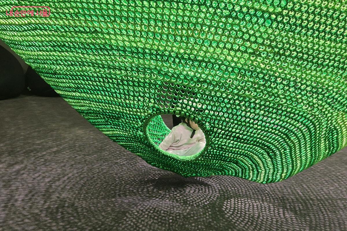  <&hellip;where(웨어)&hellip;>는 아이들이 직접 그물 속에서 기어오르고, 매달리며 마치 놀이동산에 온듯 오감으로 즐기는 설치미술이다. &copy;백승훈