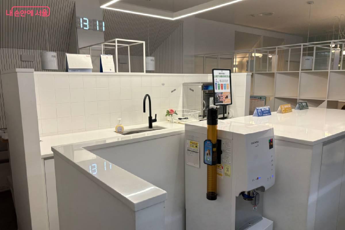 공용주방. 정수기, 전자렌지 등을 갖추고 있다. &copy;이양인