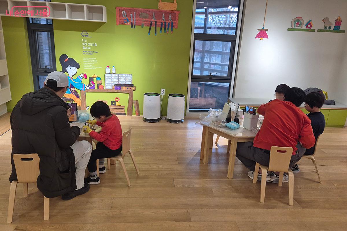 놀이처럼 시작해 이해로 이어지는 구성 덕분에, 공예라는 예술이 어렵지 않고 자연스럽게 다가온다.