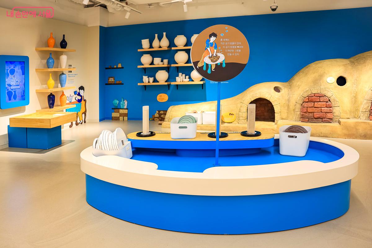 '어린이박물관' 2층은 아이들이 직접 체험 활동을 할 수 있는 공예마을 콘셉트로 꾸며져 있다. &copy;박우영