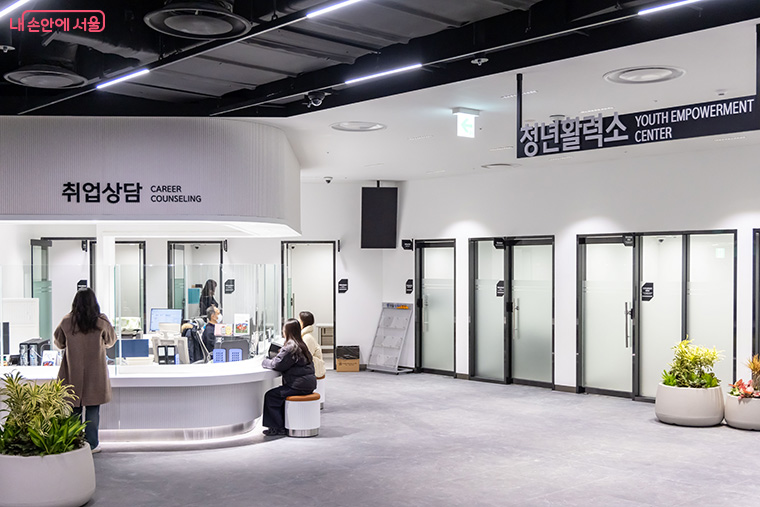 일자리, 재무, 청년부상 제대군인 등 맞춤형 상담을 지원하는 &lsquo;청년활력소&rsquo;

