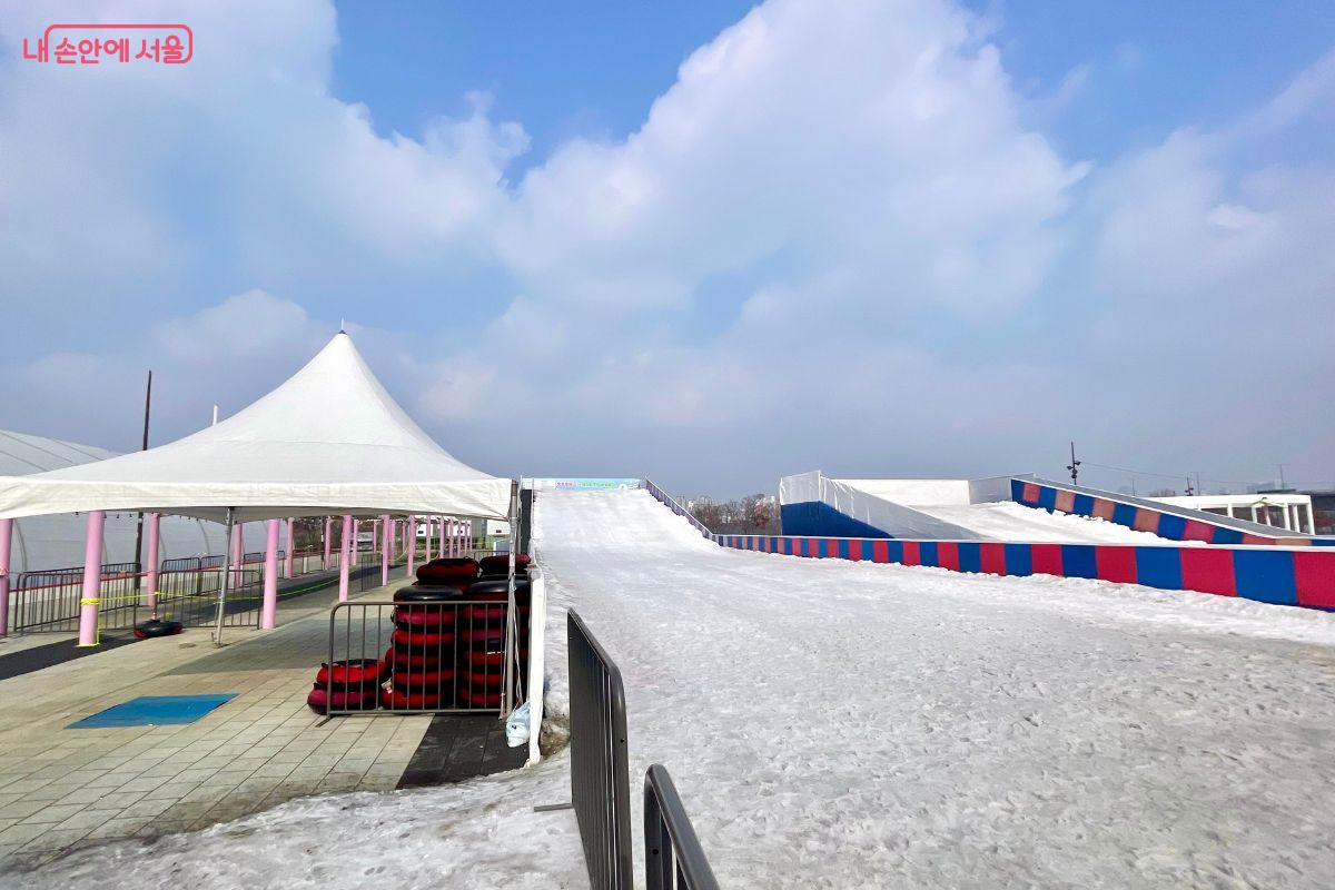 한강 눈썰매장에는 두 가지 종류의 슬로프가 마련되어 있다.