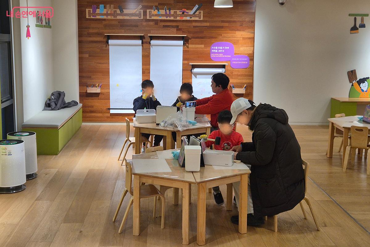 서울공예박물관 ’어린이박물관‘은 아이들과 보호자가 함께 실내에서 놀이와 체험을 즐길 수 있는 최적의 공간이다.