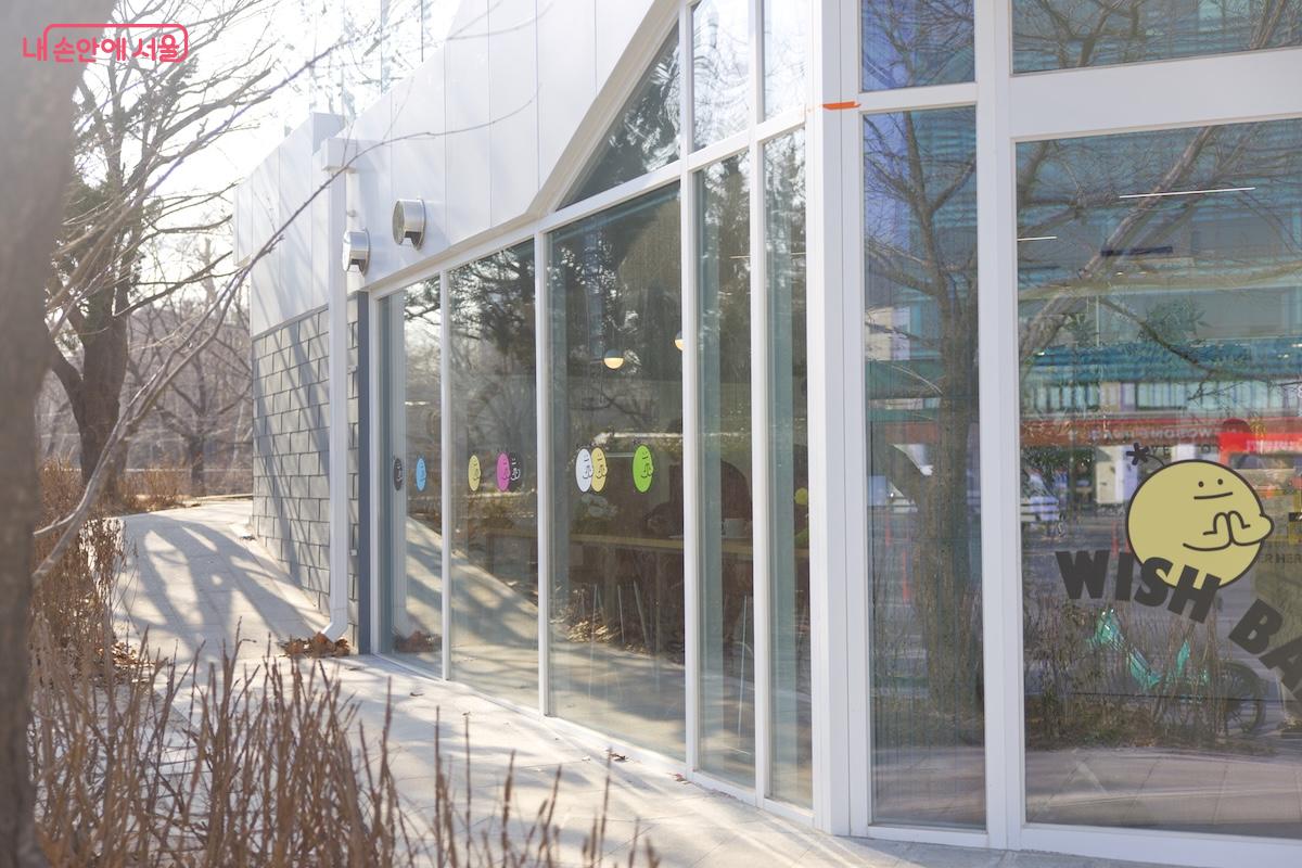 1층 카페는 전면을 통창으로 조성하여 따스한 실내 인테리어를 구축하였다