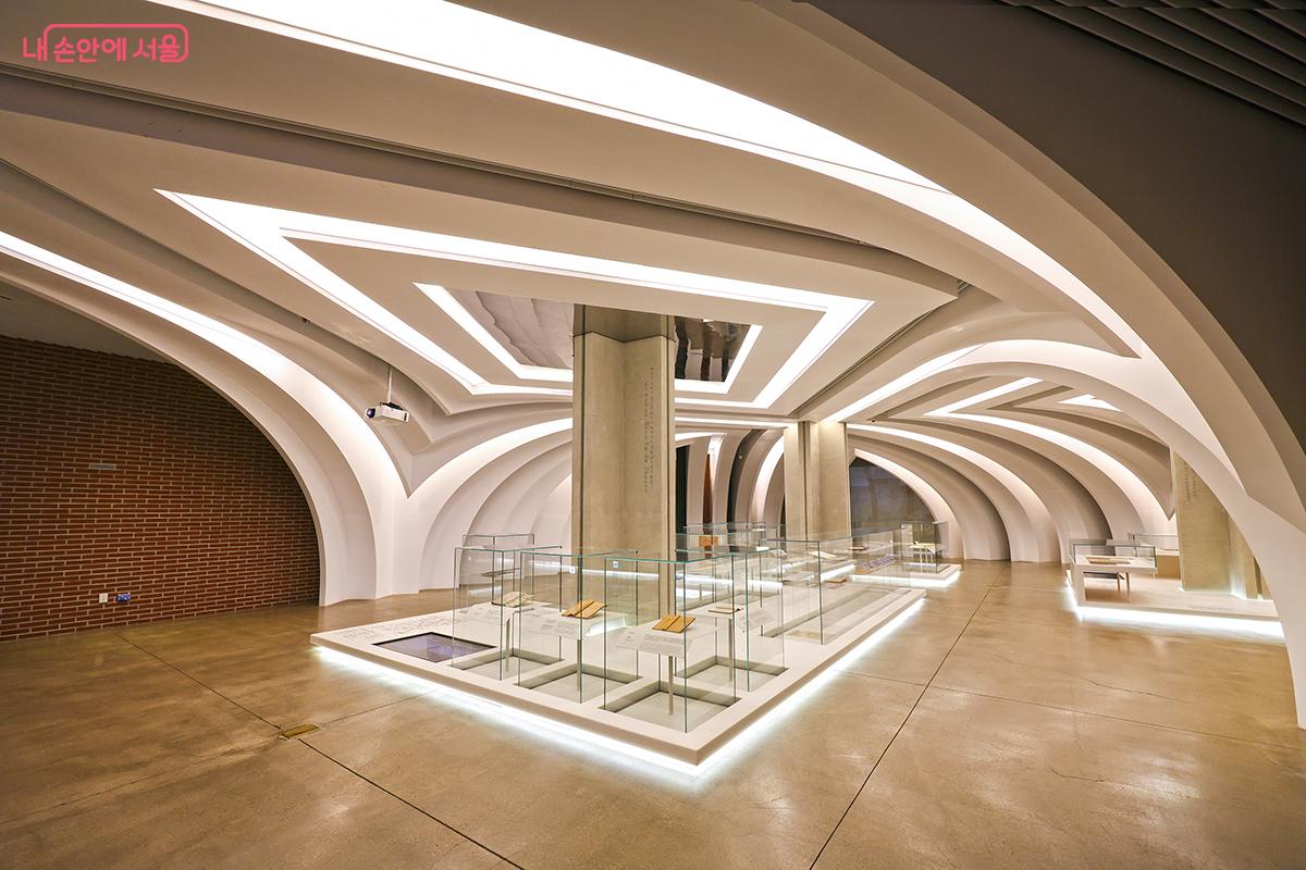 유려한 곡선, 천장과 벽을 연결한 조명 빛은 강렬한 인상을 심어준다. &copy;김주연