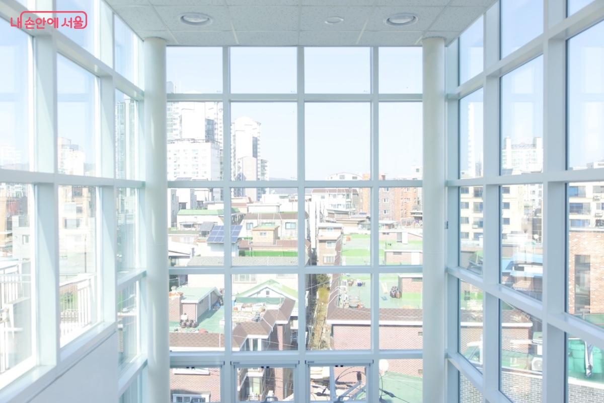 금번 강동구립암사도서관의 리모델링은 친환경 그린 리모델링 방식을 채택하였다