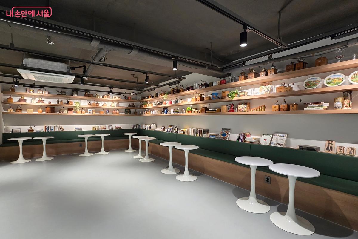 &lsquo;말베르크&rsquo; 2층에는 카페가 자리하고 있다. &copy;강사랑