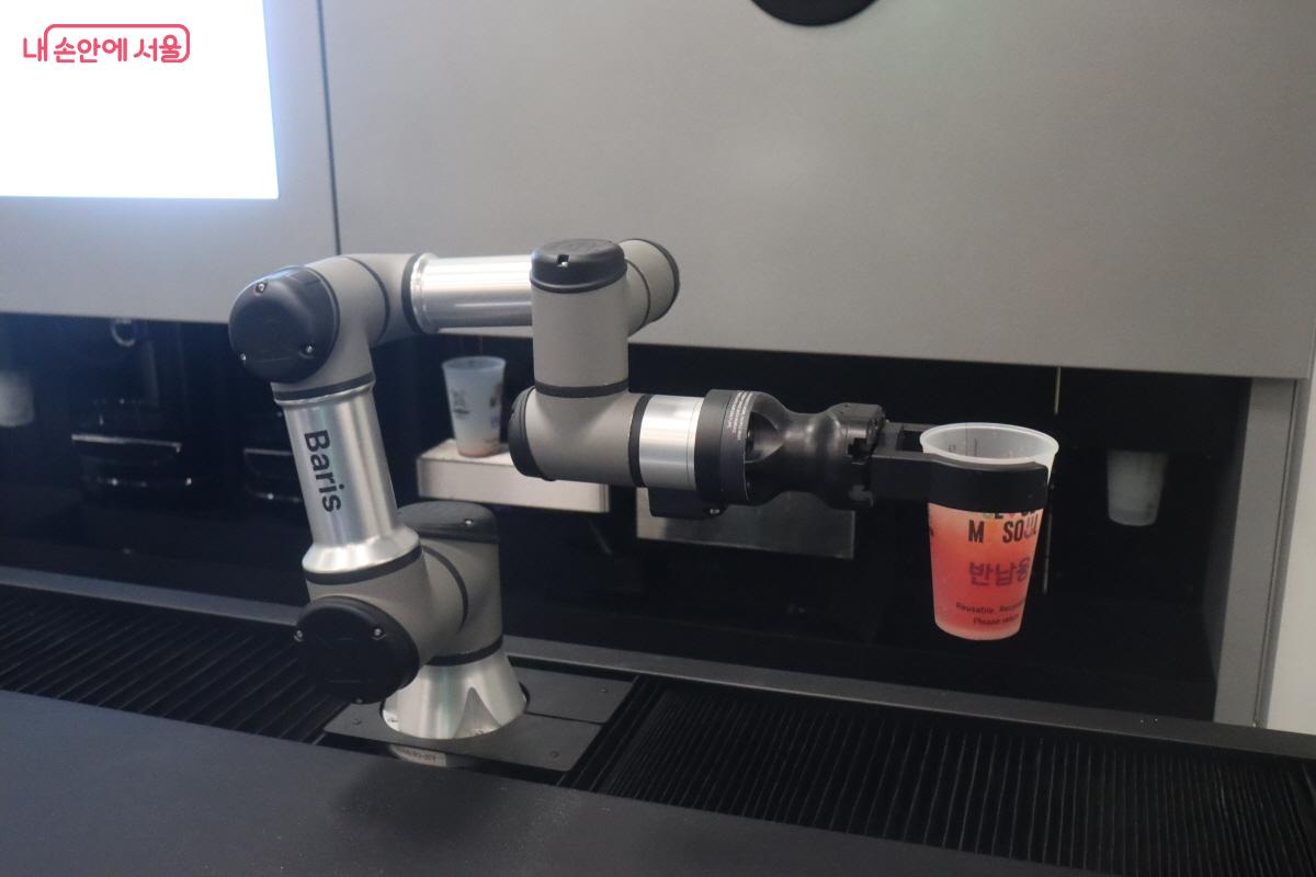 서울갤러리에도 음료를 제조하는 로봇이 있다. ⓒ심재혁