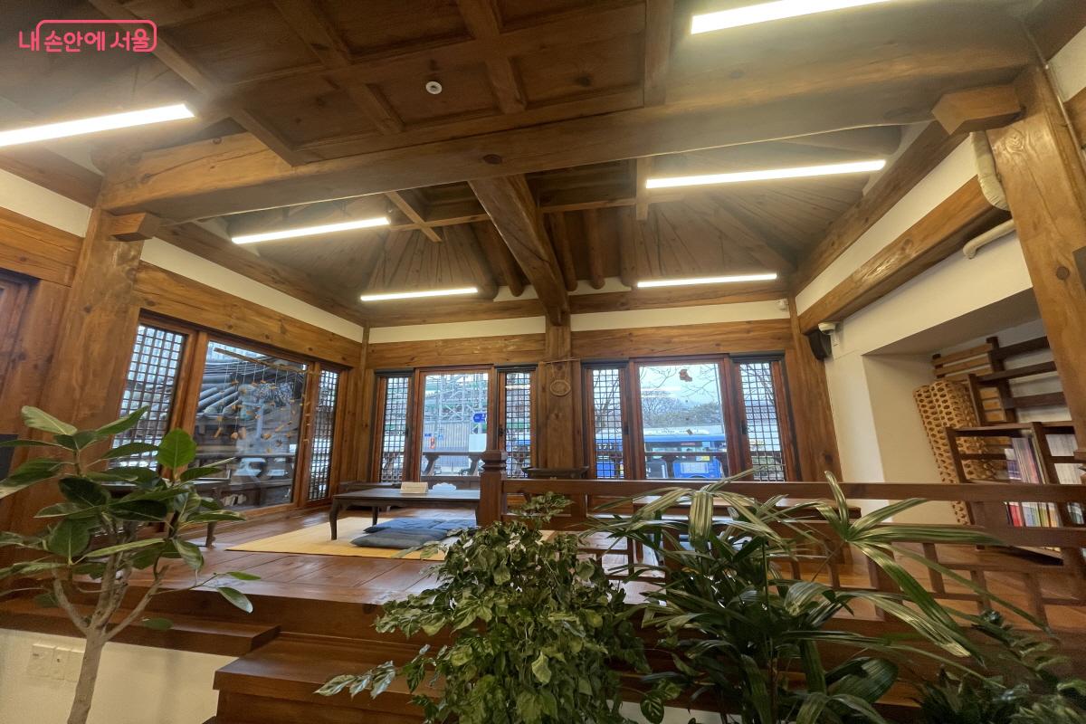 관람객들의 휴게 공간인 신선루 &copy;이정민