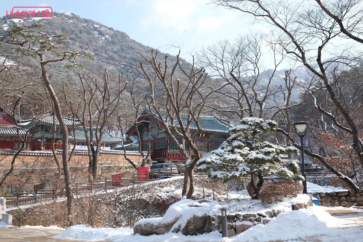 북한산 자락에 위치한 진관사 전경 &copy;박우영 