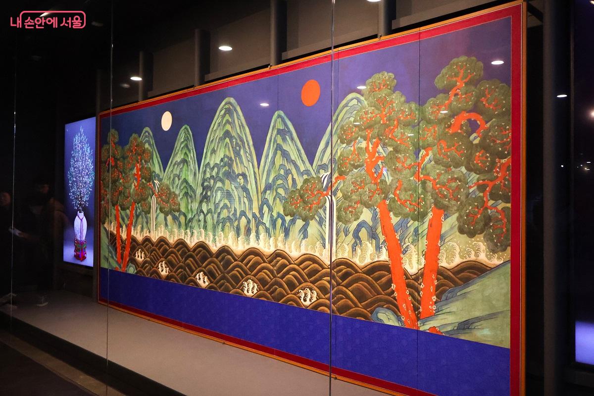 박물관 상설전시, 조선 국왕의 상징물인 어좌와 일월오봉도 등을 통해 왕의 위엄과 통치 철학을 한눈에 볼 수 있다. &copy;김대진