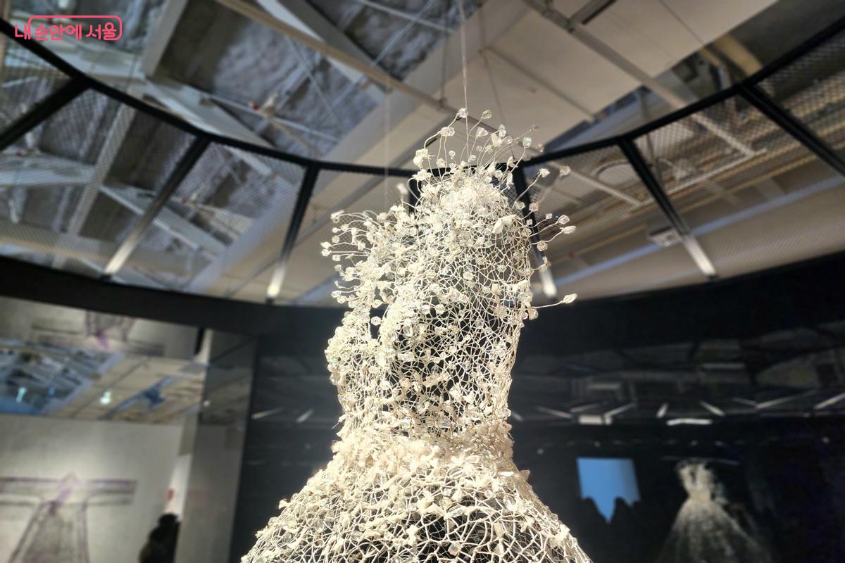 철사에 비즈를 한 땀 한 땀 꿰어 완성한 드레스 '백매' ©김윤화