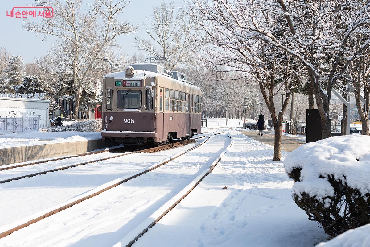 눈 내린 선로 위, 히로시마에서 온 노면전차 ⓒ문청야