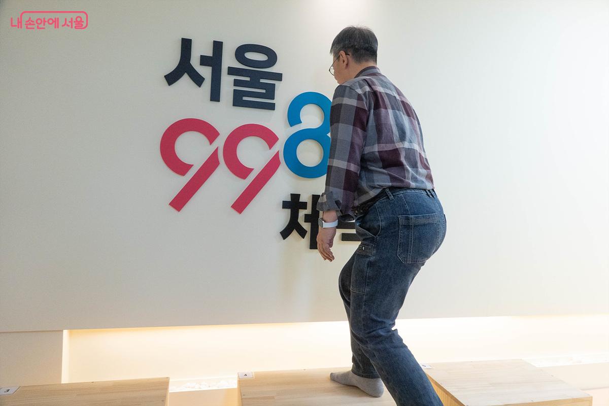 3분의 나무상자 오르내리기, 1분의 휴식. 생각보다 짧고, 생각보다 솔직한 시간 &copy;김인수