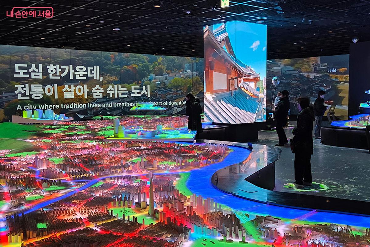 내친구서울 1관에서 멀티미디어 ‘미래 서울쇼’가 진행되는 모습 ©이다현