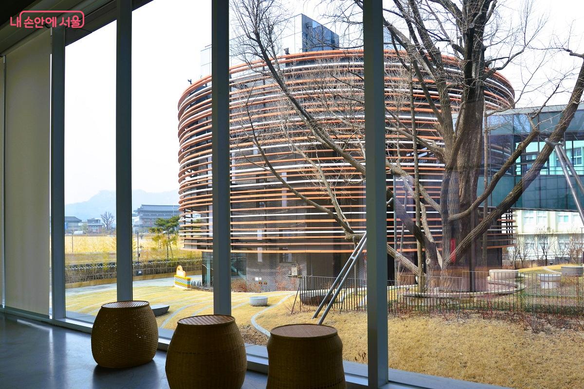 어린이박물관은 아이들이 공예 재료와 도구를 체험하는 놀이 중심 공간이다.&copy;김대진 