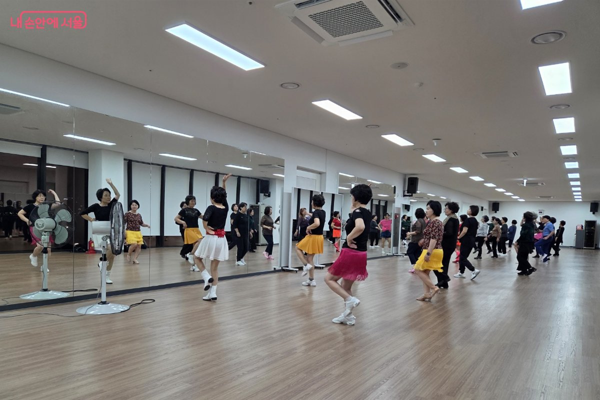 라인댄스는 강도가 높지 않아 비교적 안전하게 참여할 수 있는 생활 체육&copy;장미화