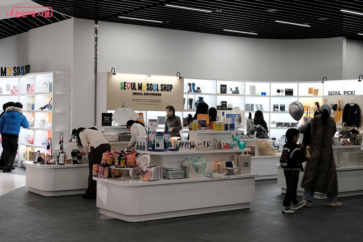 선물로도, 소장하기도 좋은 고품질 상품을 만나볼 수 있다. &copy;김아름