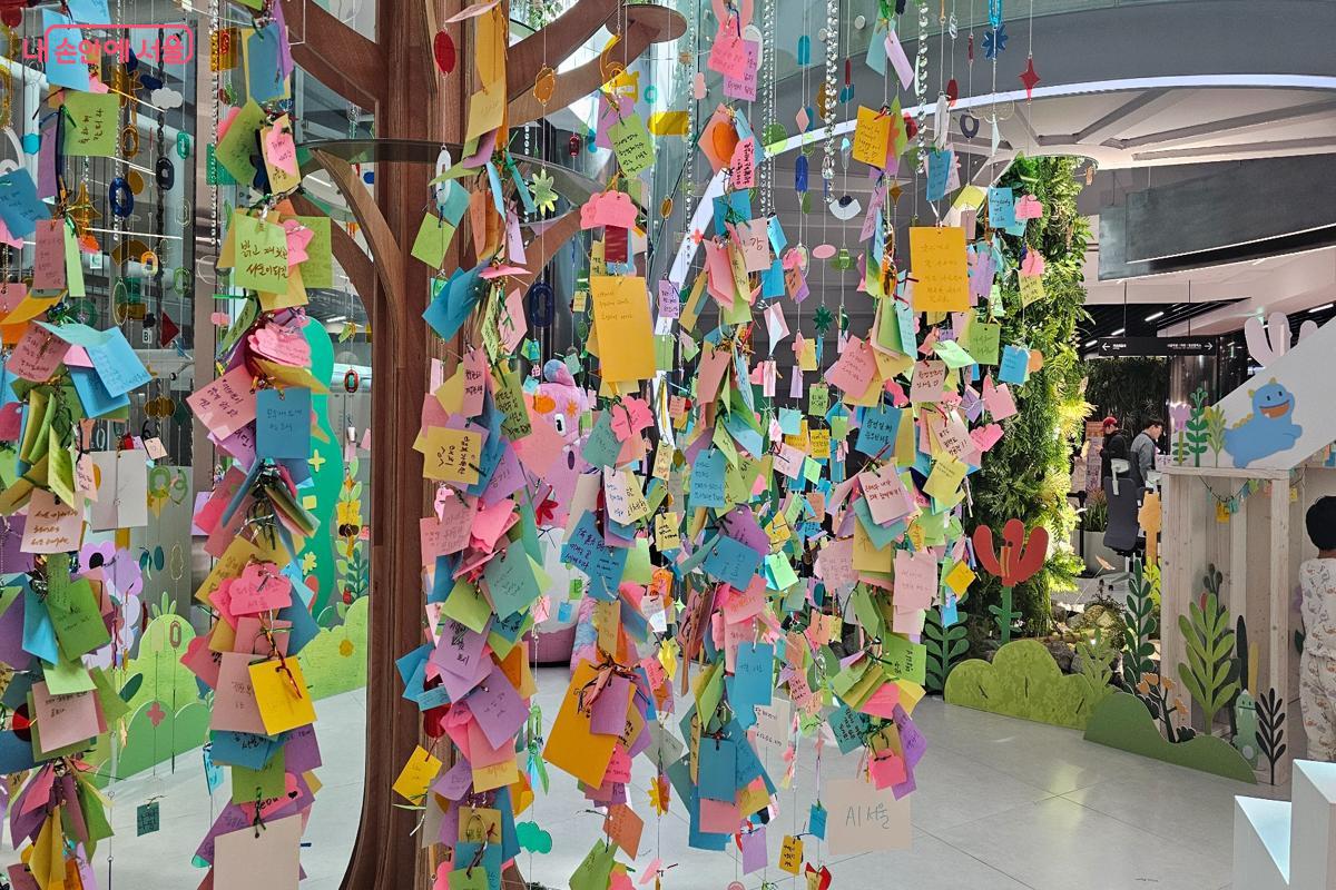 서울에게 바라는 소망을 적어 나무에 걸어보는 프로그램에 많은 시민들이 참여했다. &copy;최동열