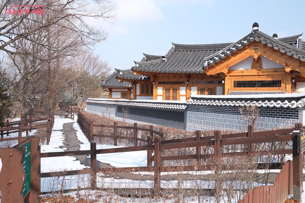 비교적 최근에 조성된 현대식 한옥마을로 산책로가 잘 구비되어 있다. &copy;박우영