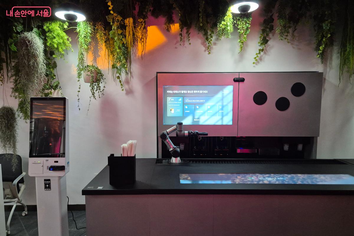 서울 시민 누구라도 편하게 찾아와 커피 한 잔의 여유를 즐기며 쉴 수 있는 &lsquo;로봇카페&rsquo;