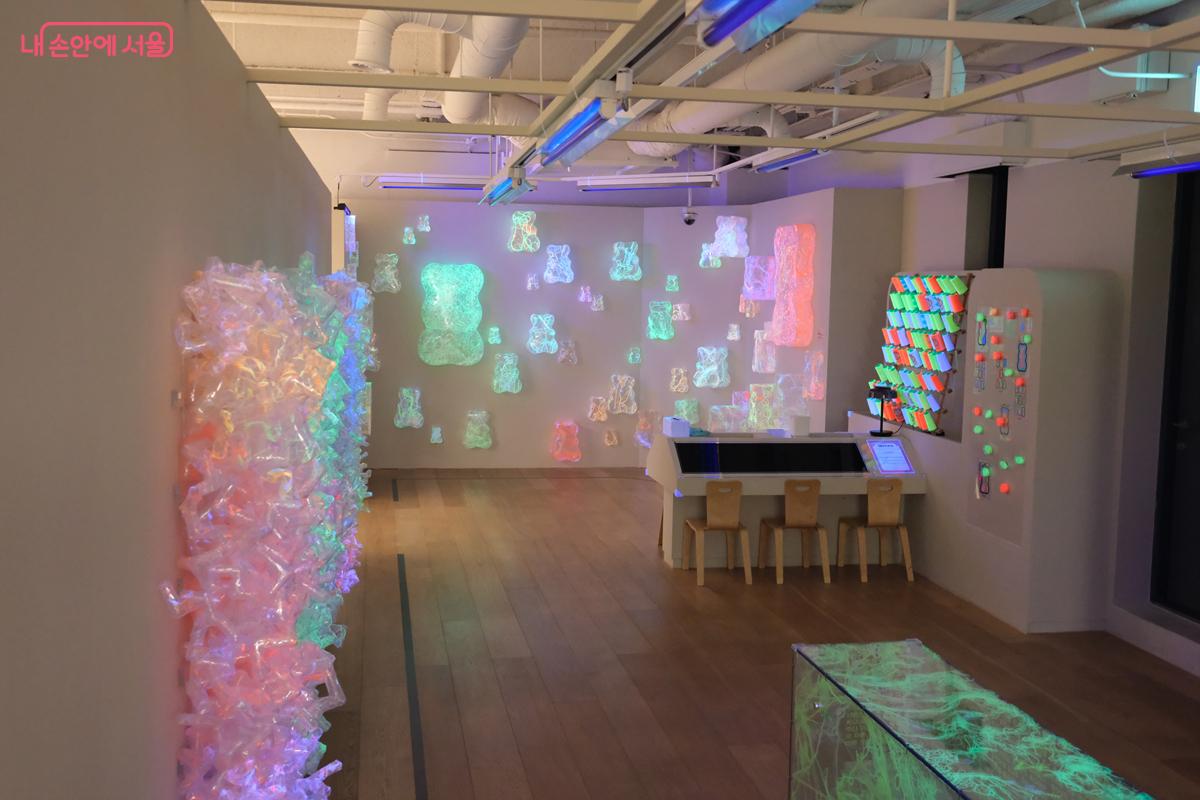 형광색 실을 주재료로 활용한 이은숙 작가의 &lsquo;마음을 이어주는 곰돌이&rsquo; 전시도 볼수 있다. &copy;박우영