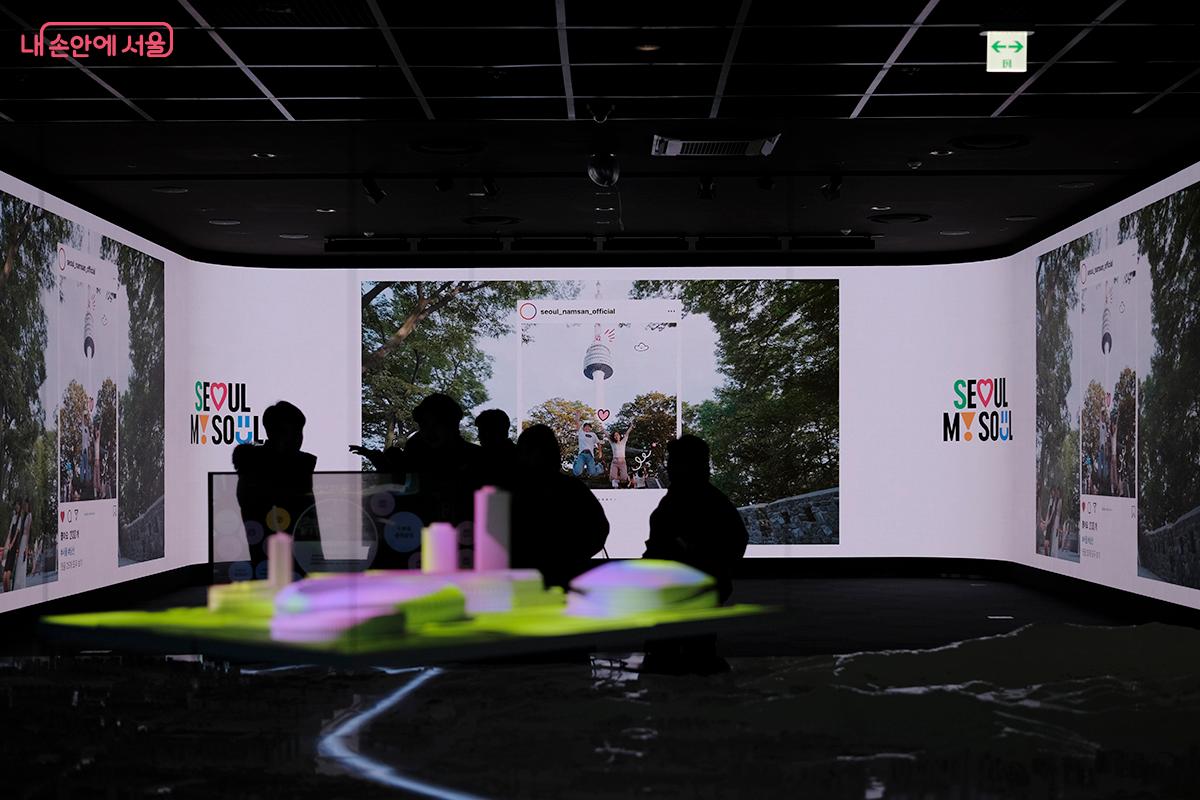 3면 &lsquo;미디어월&rsquo; 공간은 평상시 화려한 미디어아트와 시정 홍보 영상을 송출한다. &copy;김아름